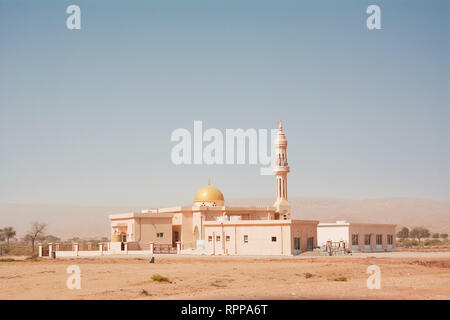 Kleine Moschee im südlichen Omanische mit Kuppel und Minarett Stockfoto
