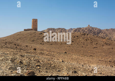 Alte Turm auf einem felsigen Hügel im Oman Stockfoto