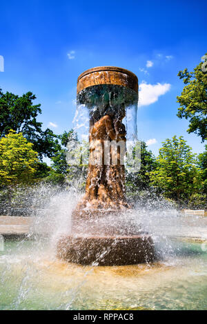 Berühmten Brunnen im historischen Kurpark in Bad Nauheim, Deutschland, der Brunnen von Richard Hess erstellt wurde - das Motiv der Brunnen: Adam und Eva Stockfoto