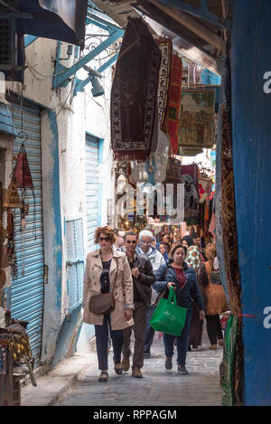 TUNIS, Tunesien - 3. APRIL: Besetzt und die überfüllten Markt, oder Souk, in der Medina von Tunis, Tunesien am 3. April 2018 Stockfoto