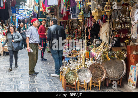 TUNIS, Tunesien - 3. APRIL: Aktivität in einem Markt, in der historischen Medina von Tunis, Tunesien am 3. April 2018 Stockfoto