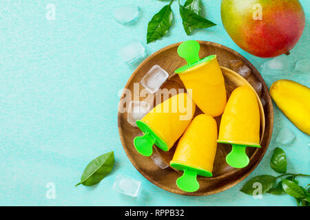 Gesund vegan orange mango Zitrusfrüchte Eis Popsicle. Sommer Nachtisch. Ansicht von oben flach Hintergrund. Kopieren Sie Platz. Stockfoto