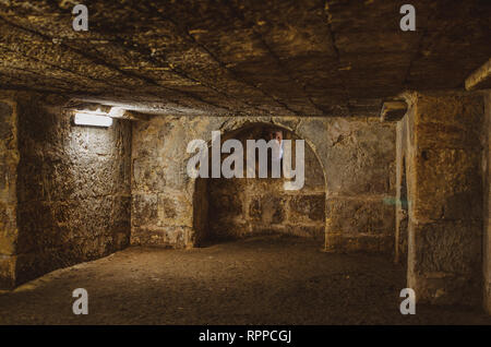 Alten grunge vintage Keller Interieur mit Ziegel die Wände und der Boden. Stockfoto