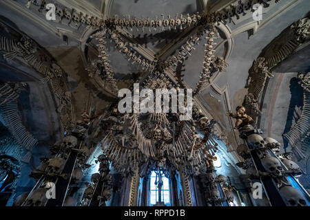 KUTNA HORA, TSCHECHISCHE REPUBLIK - 26. OKTOBER 2018: die Innere von Sedlec Beinhaus, eine kleine Römisch-katholische Kapelle, unter dem Friedhof Kirche aller S Stockfoto