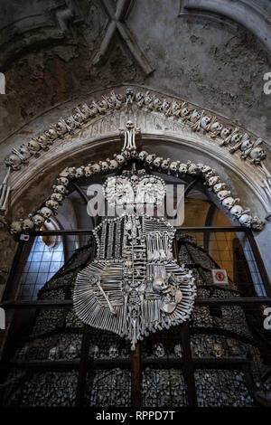 KUTNA HORA, TSCHECHISCHE REPUBLIK - 26. OKTOBER 2018: die Innere von Sedlec Beinhaus, eine kleine Römisch-katholische Kapelle, unter dem Friedhof Kirche aller S Stockfoto