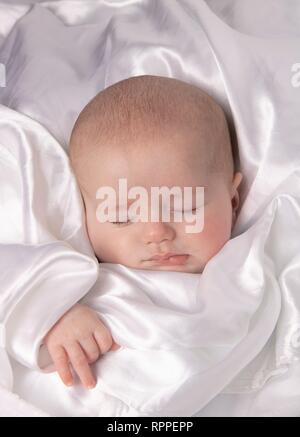 Schlafendes Baby Jungen im Alter von 7 Wochen. Stockfoto