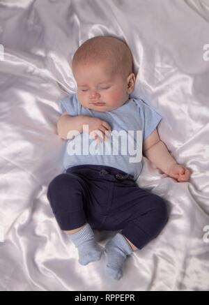 Schlafendes Baby Jungen im Alter von 7 Wochen. Stockfoto