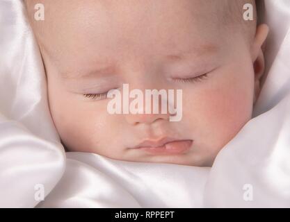 Schlafendes Baby Jungen im Alter von 7 Wochen. Stockfoto