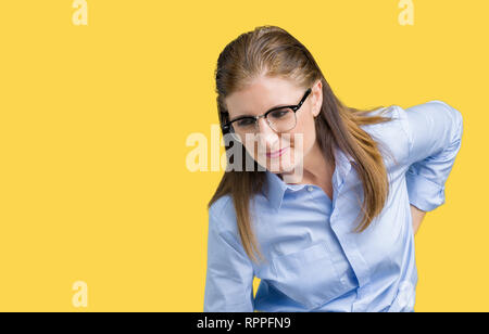 Schönen mittleren Alter reifen Business woman Brille über isolierte Hintergrund leiden an Rückenschmerzen, Berühren mit der Hand zurück, Muskelschmerzen Stockfoto