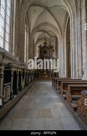 KUTNA HORA, TSCHECHISCHE REPUBLIK - 26. OKTOBER 2018: die Innere der St. Barbara Kirche. Stockfoto