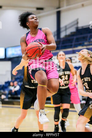 Edmond, OK, USA. 21 Feb, 2019. Universität Central Oklahoma Guard Shatoya Bryson (21) versucht ein layup während ein Basketballspiel zwischen der Fort Hays State Tiger und der zentralen Oklahoma Bronchos am Hamilton Field House in Edmond, OK. Grau Siegel/CSM/Alamy leben Nachrichten Stockfoto