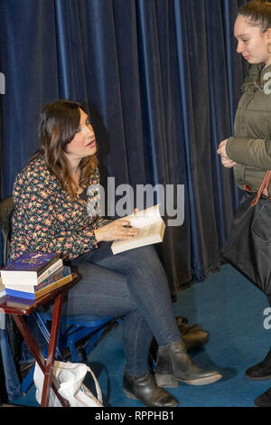 Brentwood, Essex, Großbritannien. 22. Februar 2019. Die Hälfte Begriff literarische Aktivitäten für Kinder mit preisgekrönten Autoren der Kinder Michelle Harrison und Gareth P Jones Michelle Harrison schildern Ihr Buch: Ian Davidson/Alamy leben Nachrichten Stockfoto