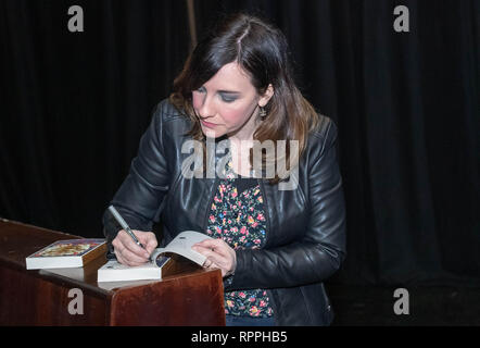 Brentwood, Essex, Großbritannien. 22. Februar 2019. Die Hälfte Begriff literarische Aktivitäten für Kinder mit preisgekrönten Autoren der Kinder Michelle Harrison und Gareth P Jones Michelle harrison Zeichen ein Buch, Kredit: Ian Davidson/Alamy leben Nachrichten Stockfoto