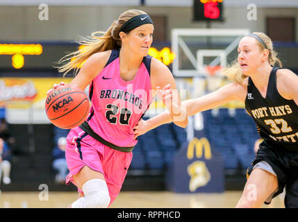 Edmond, OK, USA. 21 Feb, 2019. Universität Central Oklahoma vorwärts McKenna Riemenscheibe (20) Laufwerke mit der Kugel während ein Basketballspiel zwischen der Fort Hays State Tiger und der zentralen Oklahoma Bronchos am Hamilton Field House in Edmond, OK. Grau Siegel/CSM/Alamy leben Nachrichten Stockfoto