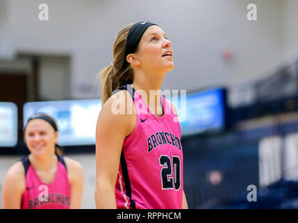 Edmond, OK, USA. 21 Feb, 2019. Universität Central Oklahoma vorwärts McKenna Riemenscheibe (20) Während ein Basketballspiel zwischen der Fort Hays State Tiger und der zentralen Oklahoma Bronchos am Hamilton Field House in Edmond, OK. Grau Siegel/CSM/Alamy leben Nachrichten Stockfoto