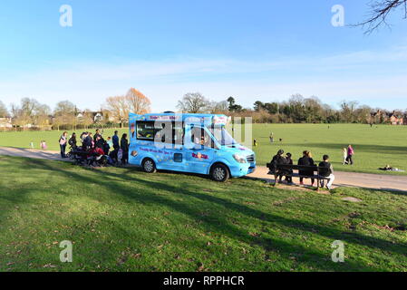 Eis im Winter, Crystal Palace, London, Februar 2019. Ungewöhnlich milde im hellen Sonnenschein im Park. Familien und Kinder auf Half Term holiday Queuing in einem Ice Cream van. Stockfoto