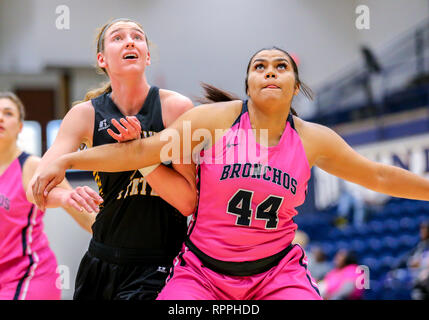 Edmond, OK, USA. 21 Feb, 2019. Universität Central Oklahoma vorwärts Kaci Richardson (44) Positionen für eine Erholung bei einem Basketballspiel zwischen der Fort Hays State Tiger und der zentralen Oklahoma Bronchos am Hamilton Field House in Edmond, OK. Grau Siegel/CSM/Alamy leben Nachrichten Stockfoto