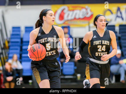 Edmond, OK, USA. 21 Feb, 2019. Fort Hays State Guard Taylor Rolfs (5) treibt den Ball bei einem Basketballspiel zwischen der Fort Hays State Tiger und der zentralen Oklahoma Bronchos am Hamilton Field House in Edmond, OK. Grau Siegel/CSM/Alamy leben Nachrichten Stockfoto