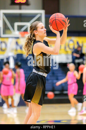Edmond, OK, USA. 21 Feb, 2019. Fort Hays State Guard Whitney Clampitt (4) erwärmt, bevor ein Basketballspiel zwischen der Fort Hays State Tiger und der zentralen Oklahoma Bronchos am Hamilton Field House in Edmond, OK. Grau Siegel/CSM/Alamy leben Nachrichten Stockfoto
