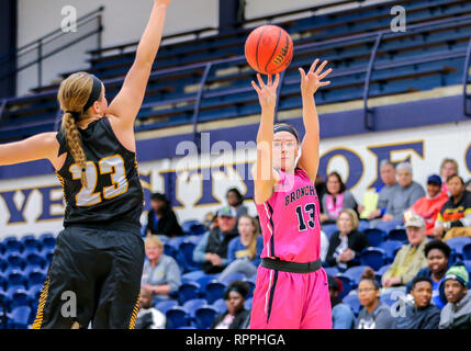 Edmond, OK, USA. 21 Feb, 2019. Universität Central Oklahoma Guard Micayla Haynes (23.) versucht, einen Schuß während ein Basketballspiel zwischen der Fort Hays State Tiger und der zentralen Oklahoma Bronchos am Hamilton Field House in Edmond, OK. Grau Siegel/CSM/Alamy leben Nachrichten Stockfoto