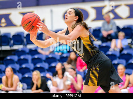 Edmond, OK, USA. 21 Feb, 2019. Fort Hays State Guard Taylor Rolfs (5) passt den Ball bei einem Basketballspiel zwischen der Fort Hays State Tiger und der zentralen Oklahoma Bronchos am Hamilton Field House in Edmond, OK. Grau Siegel/CSM/Alamy leben Nachrichten Stockfoto