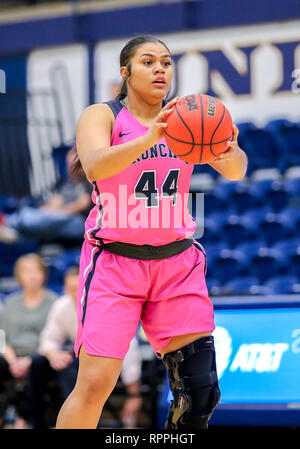 Edmond, OK, USA. 21 Feb, 2019. Universität Central Oklahoma vorwärts Kaci Richardson (44) mit der Kugel bei einem Basketballspiel zwischen der Fort Hays State Tiger und der zentralen Oklahoma Bronchos am Hamilton Field House in Edmond, OK. Grau Siegel/CSM/Alamy leben Nachrichten Stockfoto