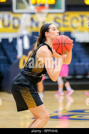 Edmond, OK, USA. 21 Feb, 2019. Fort Hays State Guard Taylor Rolfs (5) erwärmt, bevor ein Basketballspiel zwischen der Fort Hays State Tiger und der zentralen Oklahoma Bronchos am Hamilton Field House in Edmond, OK. Grau Siegel/CSM/Alamy leben Nachrichten Stockfoto