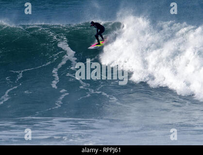 Newquay, Cornwall. 22 Feb, 2019. UK Wetter: Legendäre Cribbar Big Wave an Newquay Cornwall gesurft. Credit: Robert Taylor/Alamy leben Nachrichten Stockfoto