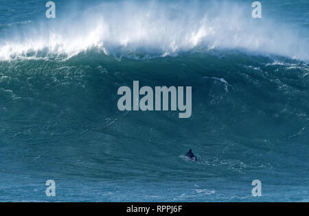 Newquay, Cornwall. 22 Feb, 2019. UK Wetter: Legendäre Cribbar Big Wave an Newquay Cornwall gesurft. Credit: Robert Taylor/Alamy leben Nachrichten Stockfoto