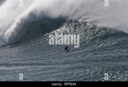 Newquay, Cornwall. 22 Feb, 2019. UK Wetter: Legendäre Cribbar Big Wave an Newquay Cornwall gesurft. Credit: Robert Taylor/Alamy leben Nachrichten Stockfoto