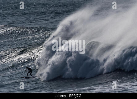 Newquay, Cornwall. 22 Feb, 2019. UK Wetter: Legendäre Cribbar Big Wave an Newquay Cornwall gesurft. Credit: Robert Taylor/Alamy leben Nachrichten Stockfoto