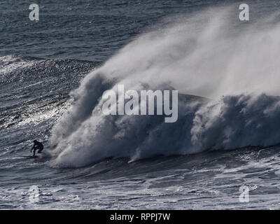 Newquay, Cornwall. 22 Feb, 2019. UK Wetter: Legendäre Cribbar Big Wave an Newquay Cornwall gesurft. Credit: Robert Taylor/Alamy leben Nachrichten Stockfoto