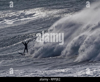 Newquay, Cornwall. 22 Feb, 2019. UK Wetter: Legendäre Cribbar Big Wave an Newquay Cornwall gesurft. Credit: Robert Taylor/Alamy leben Nachrichten Stockfoto