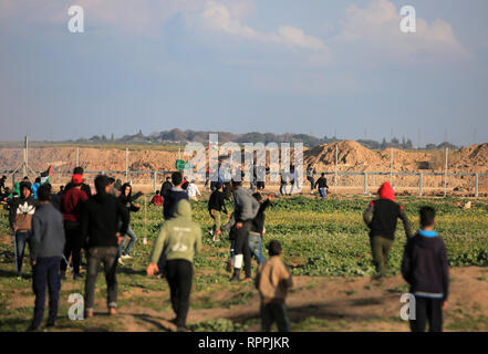 Gaza, Gazastreifen, palästinensischen Gebiet. 22 Feb, 2019. Palästinensische Demonstranten Zusammentreffen mit israelischen Truppen nach dem Zelte protestieren, wo Palästinenser fordern das Recht, in ihre Heimat an der Grenze Israel-Gaza zurückzukehren, im Osten von Gaza-stadt, 22. Februar 2019. Ein palästinensischer Junge getötet wurde und mindestens 30 Demonstranten wurden durch israelische Sicherheitskräfte Verletzte bei Zusammenstößen entlang der Grenze zum Gazastreifen, das Gesundheitsministerium in der Hamas-run-Enklave sagte Credit: dawoud Abo Alkas/APA-Images/ZUMA Draht/Alamy leben Nachrichten Stockfoto