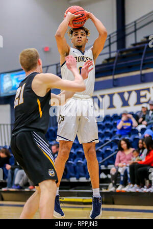 Edmond, OK, USA. 21 Feb, 2019. Universität Central Oklahoma vorwärts Adarius Avery (10) versucht, einen Schuß während ein Basketballspiel zwischen der Fort Hays State Tiger und der zentralen Oklahoma Bronchos am Hamilton Field House in Edmond, OK. Grau Siegel/CSM/Alamy leben Nachrichten Stockfoto
