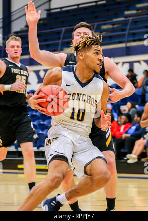 Edmond, OK, USA. 21 Feb, 2019. Universität Central Oklahoma vorwärts Adarius Avery (10) Laufwerke mit der Kugel während ein Basketballspiel zwischen der Fort Hays State Tiger und der zentralen Oklahoma Bronchos am Hamilton Field House in Edmond, OK. Grau Siegel/CSM/Alamy leben Nachrichten Stockfoto