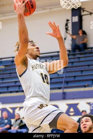 Edmond, OK, USA. 21 Feb, 2019. Universität Central Oklahoma vorwärts Adarius Avery (10) versucht ein layup während ein Basketballspiel zwischen der Fort Hays State Tiger und der zentralen Oklahoma Bronchos am Hamilton Field House in Edmond, OK. Grau Siegel/CSM/Alamy leben Nachrichten Stockfoto