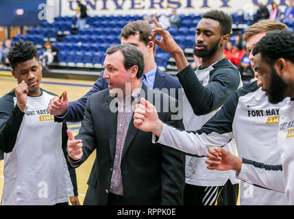 Edmond, OK, USA. 21 Feb, 2019. Fort Hays State Head Coach Mark Johnson spricht mit seinem Team bei einem Basketballspiel zwischen der Fort Hays State Tiger und der zentralen Oklahoma Bronchos am Hamilton Field House in Edmond, OK. Grau Siegel/CSM/Alamy leben Nachrichten Stockfoto