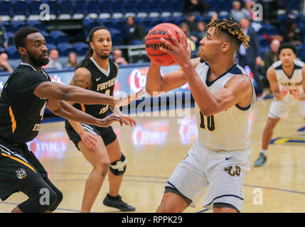 Edmond, OK, USA. 21 Feb, 2019. Universität Central Oklahoma vorwärts Adarius Avery (10) mit der Kugel während ein Basketballspiel zwischen der Fort Hays State Tiger und der zentralen Oklahoma Bronchos am Hamilton Field House in Edmond, OK. Grau Siegel/CSM/Alamy leben Nachrichten Stockfoto