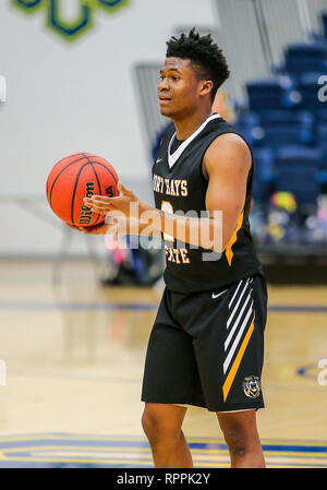 Edmond, OK, USA. 21 Feb, 2019. Fort Hays State Guard Nyjee Wright (2) mit der Kugel während ein Basketballspiel zwischen der Fort Hays State Tiger und der zentralen Oklahoma Bronchos am Hamilton Field House in Edmond, OK. Grau Siegel/CSM/Alamy leben Nachrichten Stockfoto