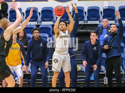 Edmond, OK, USA. 21 Feb, 2019. Universität Central Oklahoma Guard Josh Holliday (11) versucht, einen Schuß während ein Basketballspiel zwischen der Fort Hays State Tiger und der zentralen Oklahoma Bronchos am Hamilton Field House in Edmond, OK. Grau Siegel/CSM/Alamy leben Nachrichten Stockfoto