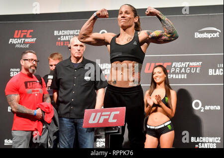 Prag, Tschechische Republik. 22 Feb, 2019. Liz Carmouche aus USA eine festliche Wiegen vor nimmt die UFC Nacht Prag kämpfen, am 22. Februar 2019, in Prag, Tschechische Republik. Der Fight Night wird am 23. Februar statt. Quelle: Vit Simanek/CTK Photo/Alamy leben Nachrichten Stockfoto