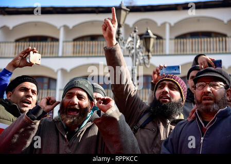 Kaschmir Händler gesehen riefen Parolen während der Protest gegen Angriffe auf die kaschmirische Muslime außerhalb Tal in Srinagar. Der indische Supreme Court hat die staatlichen Behörden bestellt Bedrohungen, Angriffe und sozialen Boykott von Tausenden von Studenten in Kaschmir, Händler und Fachleute in einem scheinbaren Vergeltung für die Ermordung von 49 Indischen paramilitärische Soldaten in einem Selbstmordattentat im Pulwama Kaschmir letzte Woche zu stoppen. Stockfoto