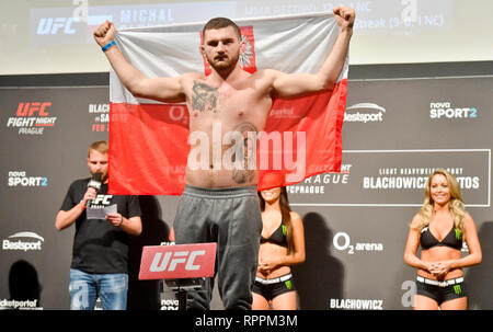 Prag, Tschechische Republik. 22 Feb, 2019. Michal Oleksiejczuk aus Polen einen festlichen Wägen vor nimmt die UFC Nacht Prag kämpfen, am 22. Februar 2019, in Prag, Tschechische Republik. Der Fight Night wird am 23. Februar statt. Quelle: Vit Simanek/CTK Photo/Alamy leben Nachrichten Stockfoto