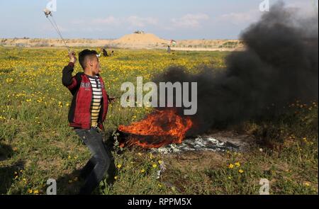 Khan Younis, Gazastreifen, palästinensischen Gebiet. 22 Feb, 2019. Palästinensische Demonstranten Zusammentreffen mit israelischen Truppen nach dem Zelte protestieren, wo Palästinenser fordern das Recht, in ihre Heimat zurückzukehren, an der Israel-Gaza Grenze, in Khan Younis im südlichen Gazastreifen, 22. Februar 2019. Ein palästinensischer Junge getötet wurde und mindestens 30 Demonstranten wurden durch israelische Sicherheitskräfte Verletzte bei Zusammenstößen entlang der Grenze zum Gazastreifen, das Gesundheitsministerium in der Hamas-run-Enklave sagte Credit: Ashraf Amra/APA-Images/ZUMA Draht/Alamy leben Nachrichten Stockfoto