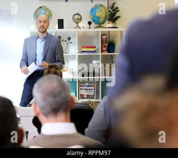 Davenport, Iowa, USA. 14 Feb, 2019. Paul Rumler, Quad City Handelskammer CEO über die Erhöhung des Mindestlohns Rechtsvorschriften in Illinois während einer offenen/Fall an der CoWorkQC Büro auf der East Second Street in Davenport Donnerstag spricht, 14. Februar 2019. Credit: Kevin E. Schmidt/Viererkabel - Zeiten/ZUMA Draht/Alamy leben Nachrichten Stockfoto