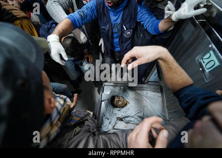 Gaza, Palästina. 22 Feb, 2019. (Anmerkung des Editors: Bild zeigt Tod). Yousef Daya Körper an einem Krankenhaus leichenhalle gesehen. Abschied von Yousef Daya, die bei Auseinandersetzungen an der Ostgrenze von Gaza Stadt gemartert wurde. Credit: Mohamed Zarandah/SOPA Images/ZUMA Draht/Alamy leben Nachrichten Stockfoto