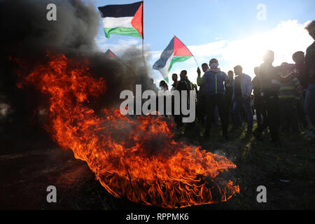 Khan Younis, Gazastreifen, palästinensischen Gebiet. 22 Feb, 2019. Palästinensische Demonstranten Zusammentreffen mit israelischen Truppen nach dem Zelte protestieren, wo Palästinenser fordern das Recht, in ihre Heimat zurückzukehren, an der Israel-Gaza Grenze, in Khan Younis im südlichen Gazastreifen, 22. Februar 2019. Ein palästinensischer Junge getötet wurde und mindestens 30 Demonstranten wurden durch israelische Sicherheitskräfte Verletzte bei Zusammenstößen entlang der Grenze zum Gazastreifen, das Gesundheitsministerium in der Hamas-run-Enklave sagte Credit: Ashraf Amra/APA-Images/ZUMA Draht/Alamy leben Nachrichten Stockfoto