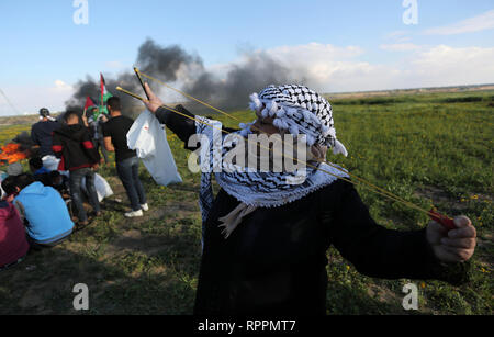 Khan Younis, Gazastreifen, palästinensischen Gebiet. 22 Feb, 2019. Palästinensische Demonstranten Zusammentreffen mit israelischen Truppen nach dem Zelte protestieren, wo Palästinenser fordern das Recht, in ihre Heimat zurückzukehren, an der Israel-Gaza Grenze, in Khan Younis im südlichen Gazastreifen, 22. Februar 2019. Ein palästinensischer Junge getötet wurde und mindestens 30 Demonstranten wurden durch israelische Sicherheitskräfte Verletzte bei Zusammenstößen entlang der Grenze zum Gazastreifen, das Gesundheitsministerium in der Hamas-run-Enklave sagte Credit: Ashraf Amra/APA-Images/ZUMA Draht/Alamy leben Nachrichten Stockfoto