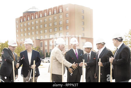 Iowa, USA. 5. Okt 2005. Scott Tunnicliff der Bettendorf Handelskammer, Tim Hinckley Präsident und COO der Insel Capri, Bernie Goldstein CEO der Insel Capri, Mike Freemire Bürgermeister von Bettendorf, Lenny Stein Präsident der Scott County Regional Authority, Pat Eickenberry hinter Präsidenten Bettendorf Development Group, und Bob GoodPaster von Ryan Unternehmen, die über die bahnbrechende der neuen Insel Capri Hotel ein zusätzliches 500 Zimmer hinzufügen gratulieren. Credit: Viererkabel-Stadt setzt Zeit/ZUMA Draht/Alamy leben Nachrichten Stockfoto